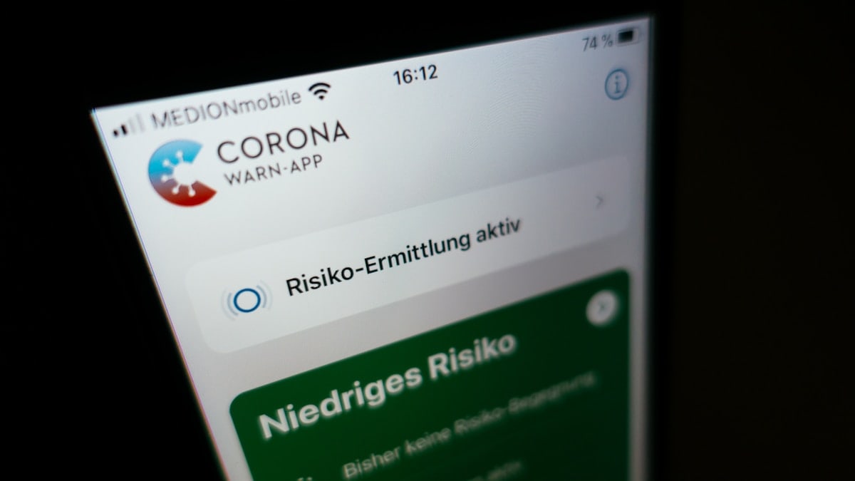 An IPhone running the official German "Corona-Warn-App" for tracing Covid-19 infections. The risk analysis is activated.